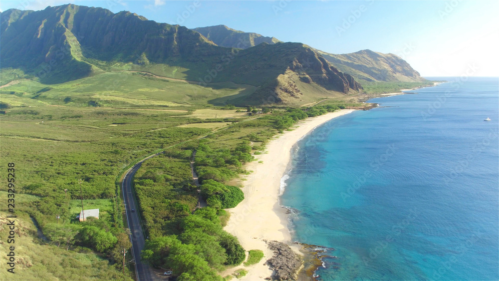 空中飞航：红色敞篷车在火山岛美丽的海岸公路上行驶