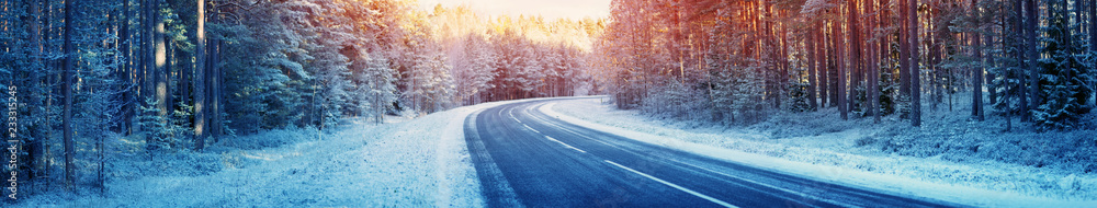 冬季道路，晴天被雪覆盖。黑色结冰沥青