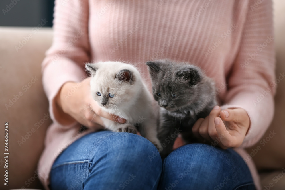 家里养着可爱小猫的年轻女子