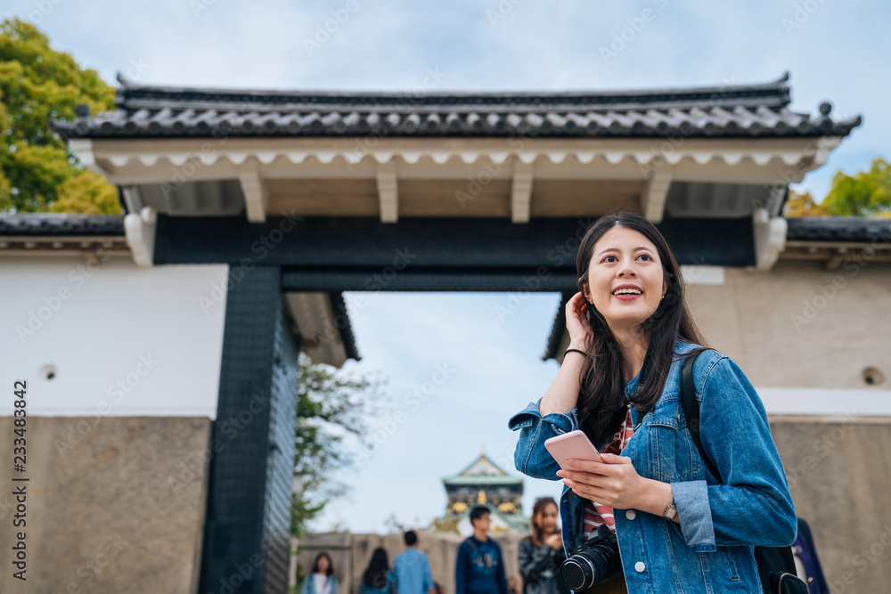 站在大阪城堡入口处的女孩