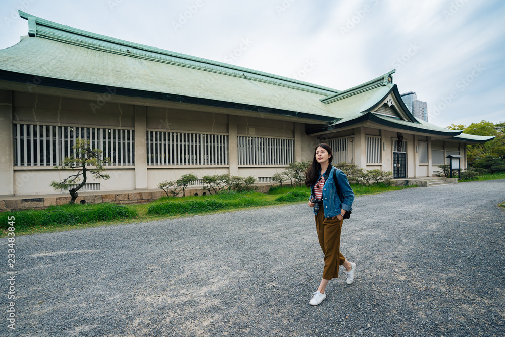 女游客在大阪城堡户外放松