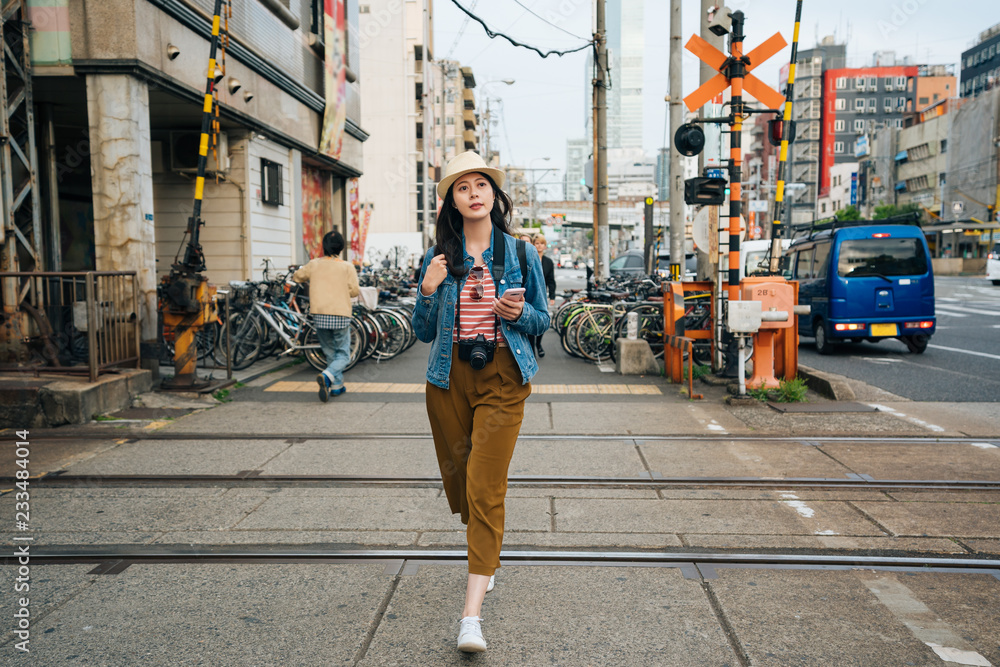 年轻女孩穿越铁路