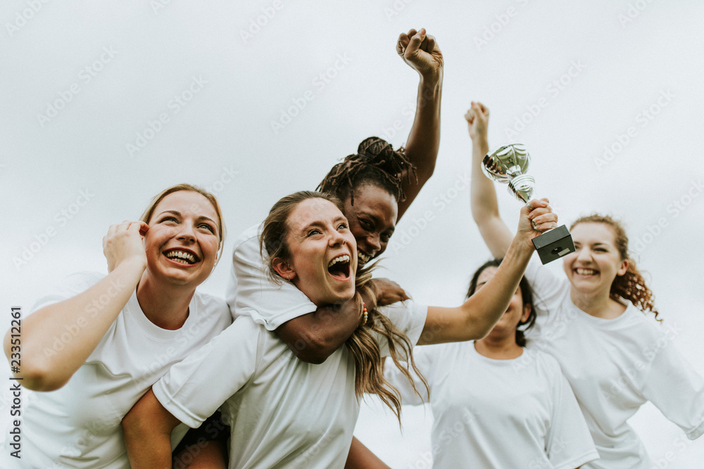 女足球运动员庆祝胜利