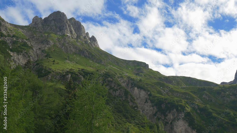 空中飞行：飞越绿色落叶松，飞向岩石山顶