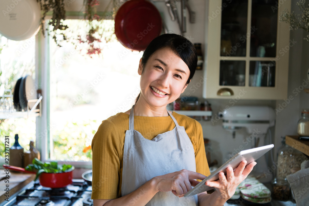 快乐的女人从屏幕上读食谱