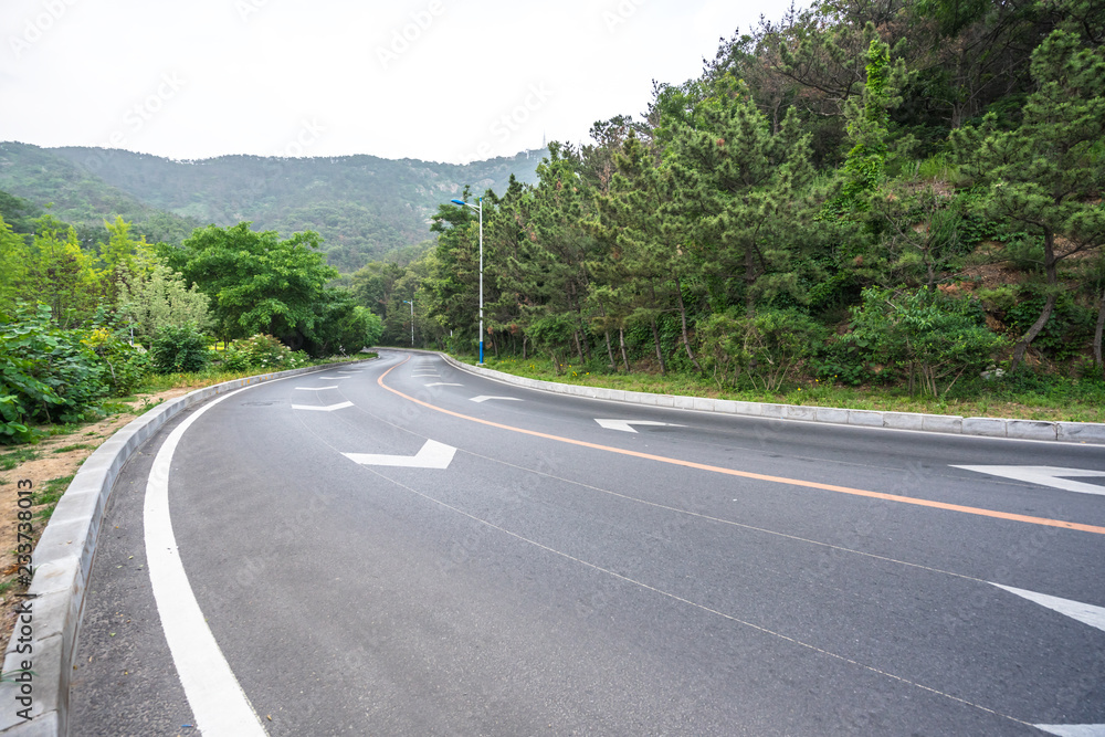 城市天际线的空旷道路