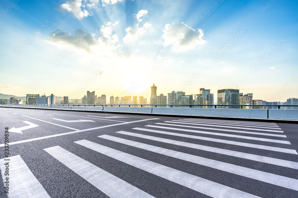 城市天际线的空旷道路