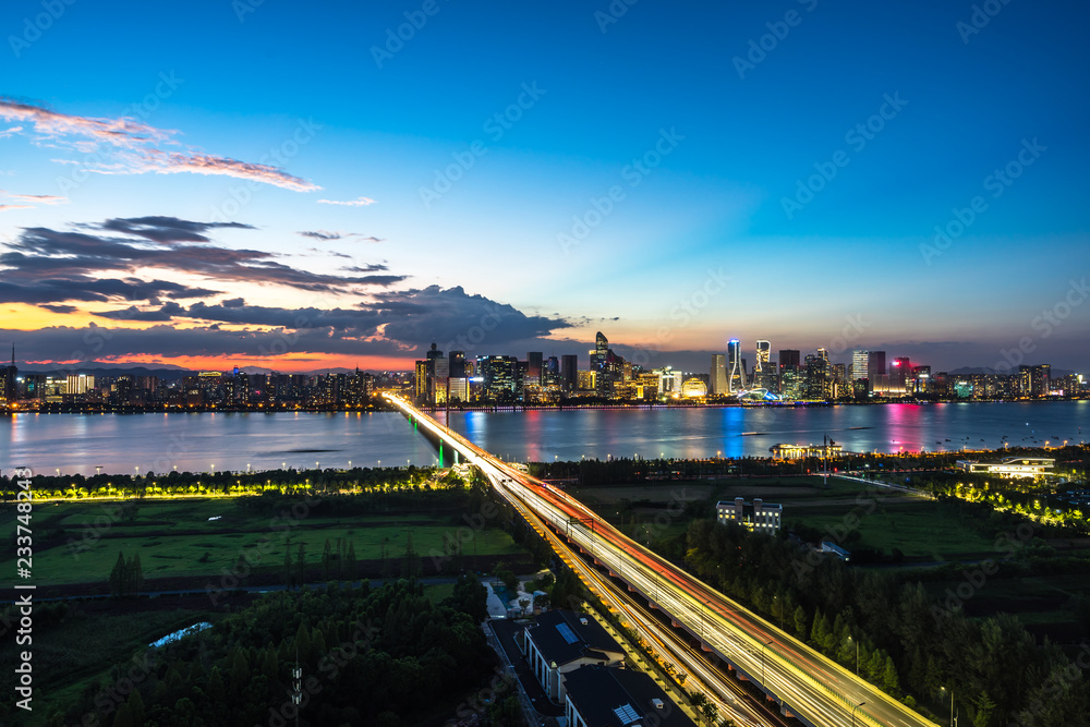 城市天际线的繁忙交通道路