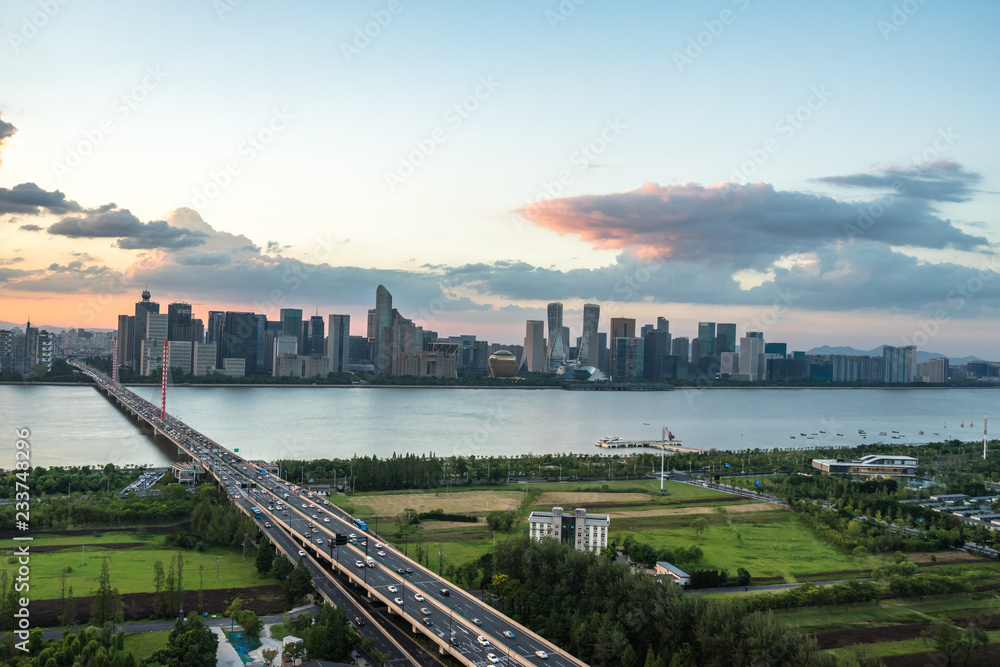 城市天际线交通繁忙道路