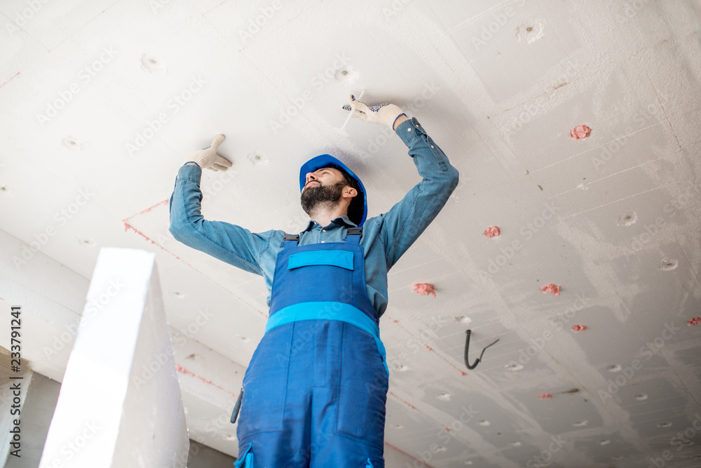 建筑工地建筑保温天花板安装泡沫板