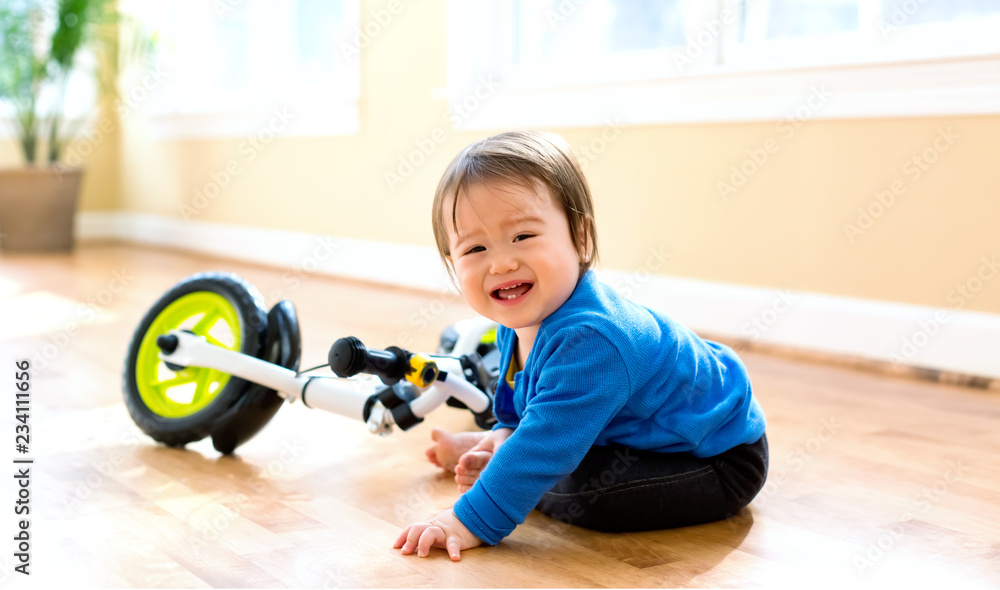 幼童从自行车上摔下来后哭泣