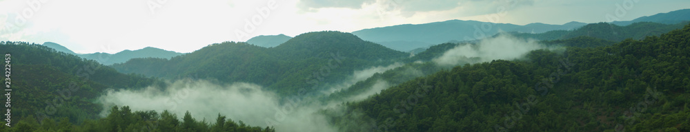 具有戏剧性天空背景的山脉全景