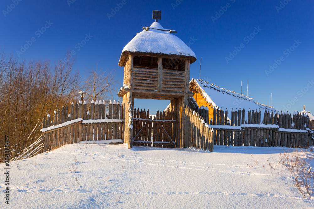 波兰Pruszcz Gdanski中世纪定居点村庄的雪冬