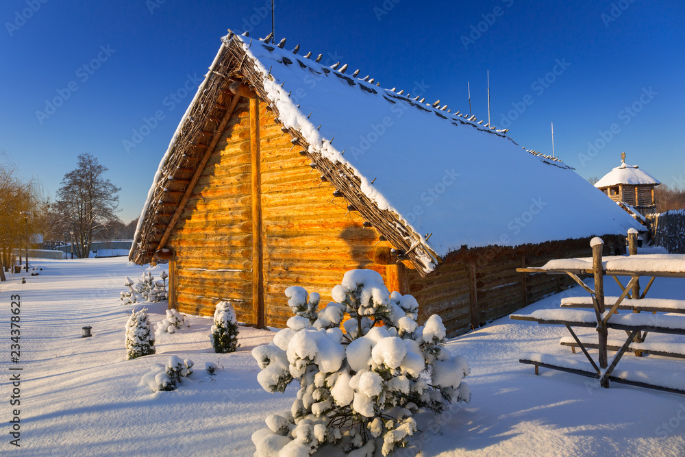 波兰Pruszcz Gdanski中世纪定居点村庄的雪冬