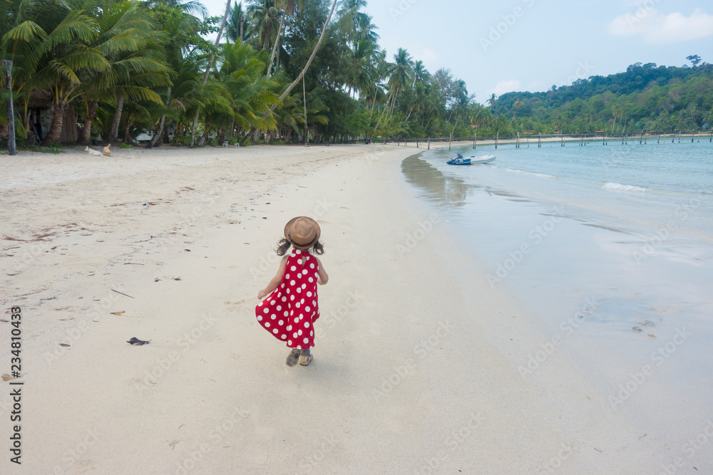 亚洲小可爱快乐地在海滩上奔跑。孩子们在夏天享受美丽的海滩