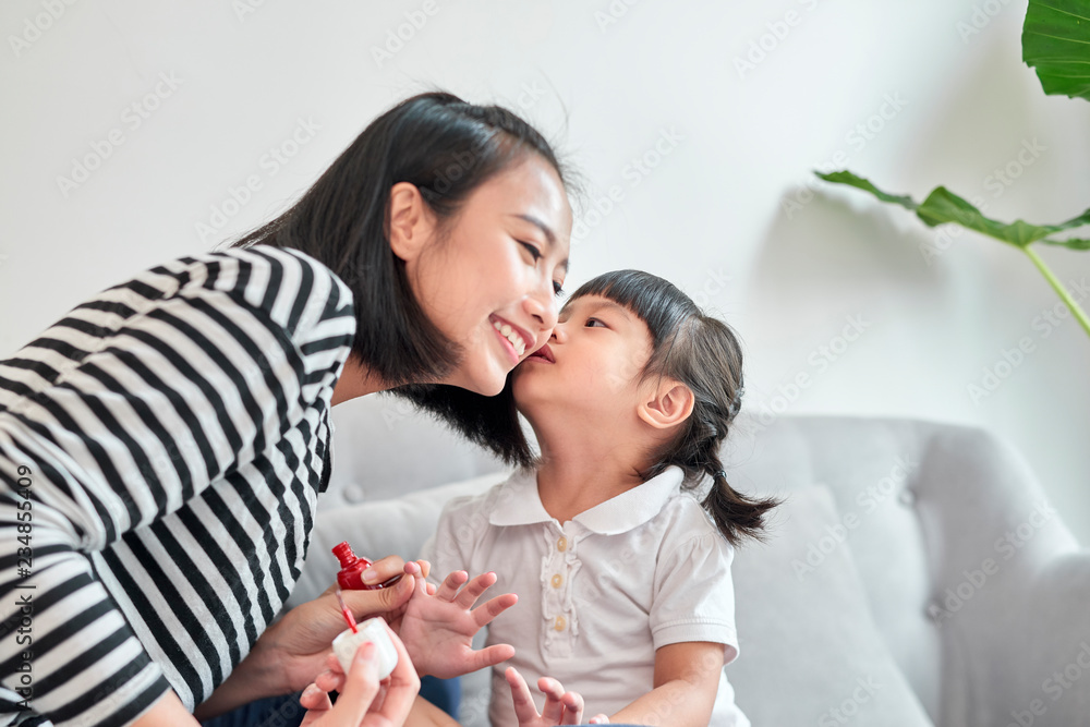 母女俩在画指甲时玩得很开心，家庭时间概念