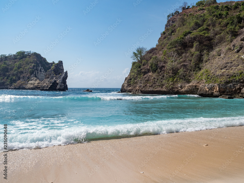 碧海的清波，印度尼西亚努沙佩尼达阿图海滩。天堂的风景。2018年10月