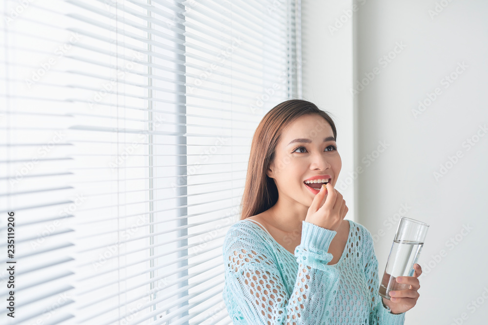 欧米茄3。肥鱼。漂亮女孩吃鱼油。女人服用欧米伽3。健康食品。维生素D、E、f