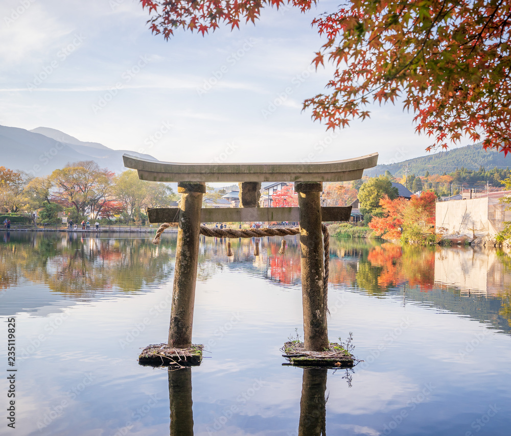 美丽的红色枫叶和日本torii，在秋天的阳光明媚的日子里，在日本大田的金林湖，bl