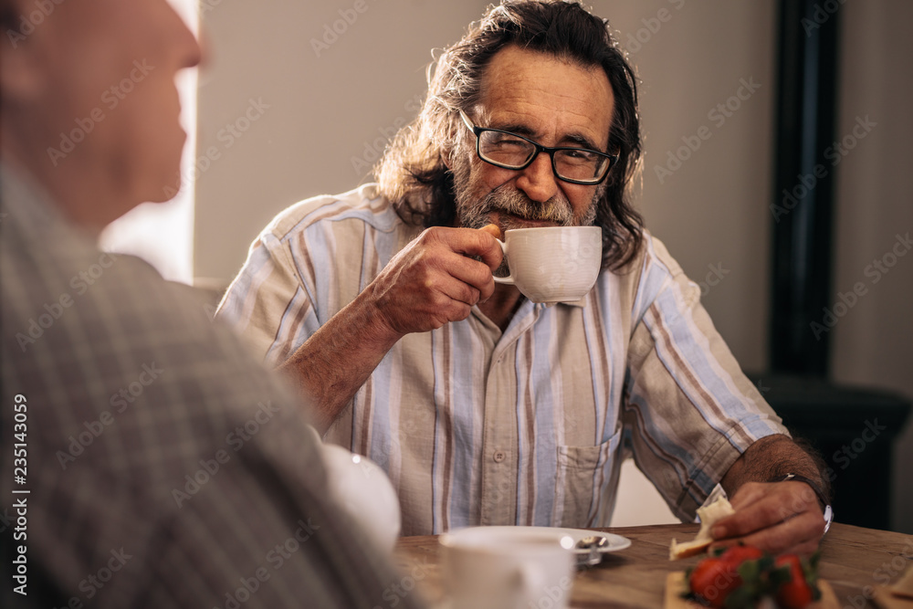 退休男子与朋友坐在一起喝茶