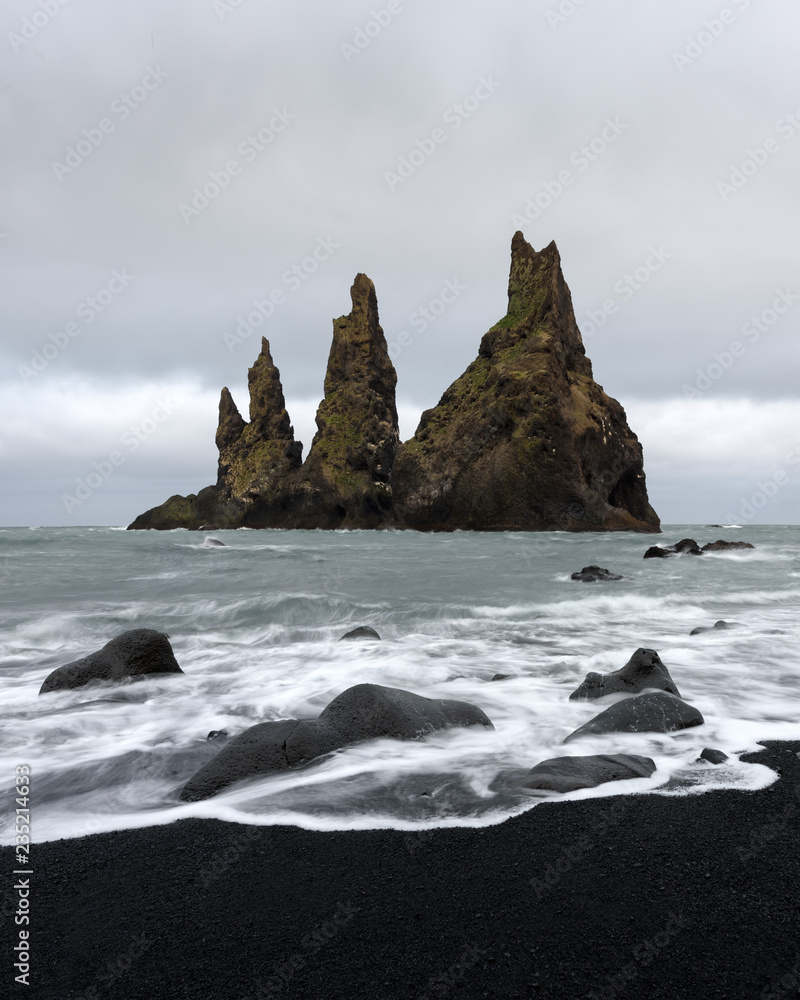 黑色海滩上的玄武岩岩层Troll toes。Reynisdrangar，Vik，Iceland