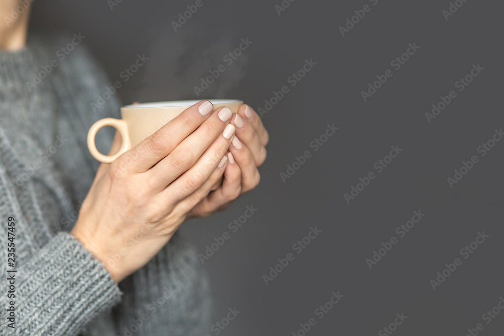 女人手拿一杯热饮