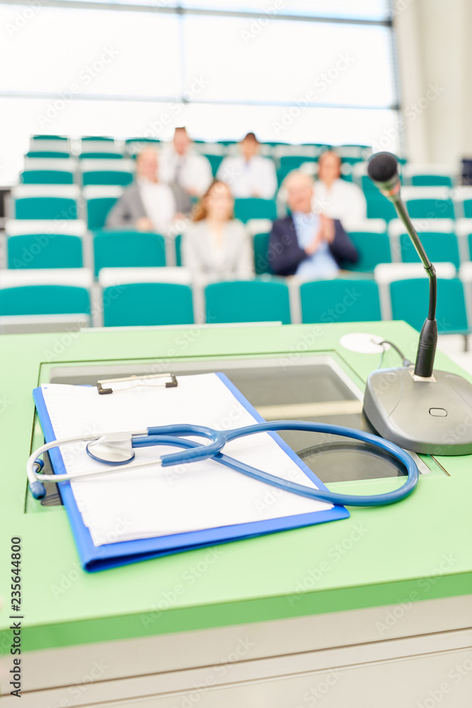 Stethoskop und Klemmbrett im Uni Hörsaal