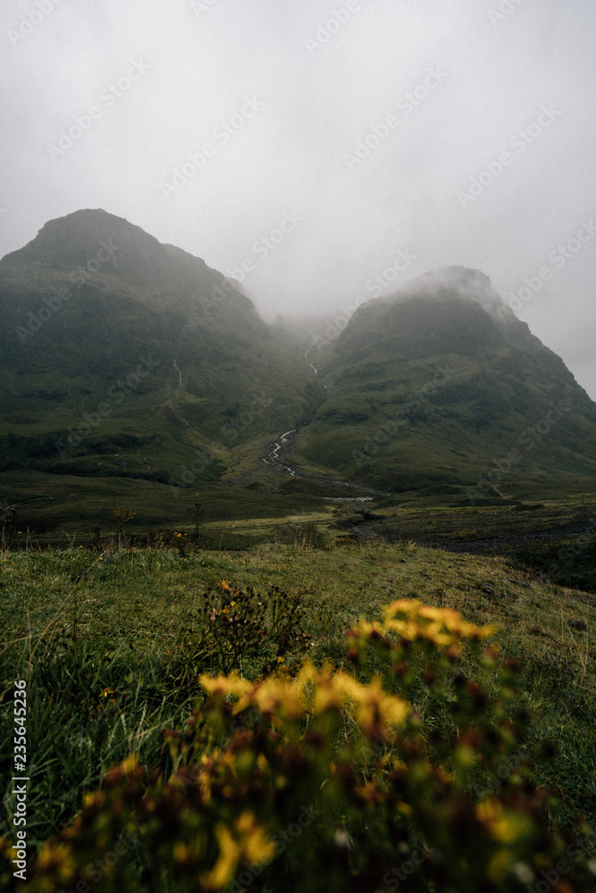 苏格兰Glen Etive的薄雾和地形