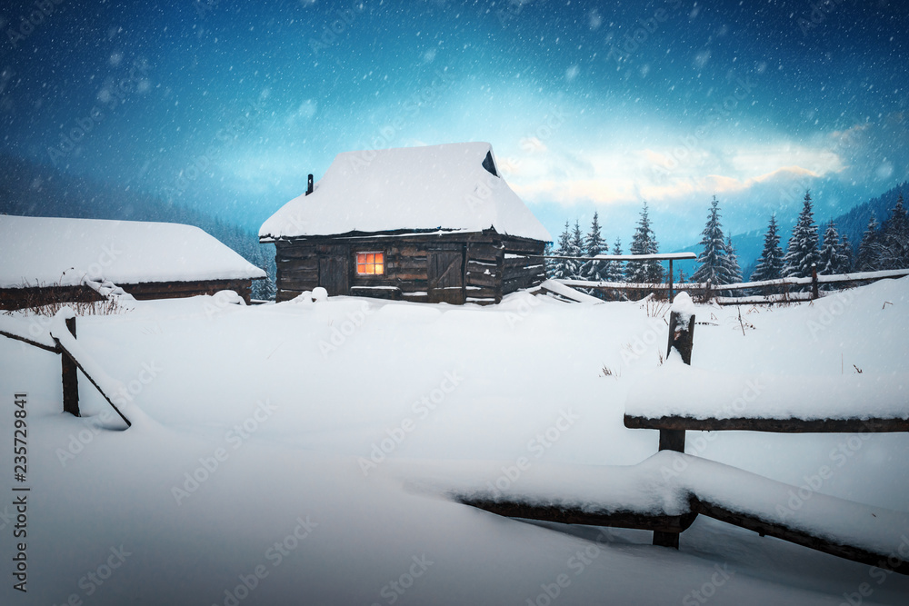 雪山木屋的奇妙冬季景观。圣诞假期概念。喀尔巴阡山