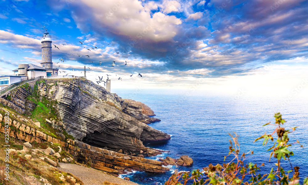 Campo y acantilado en Santander. Turismo en Cantabria, España. Hermoso paisaje natural del faro de c