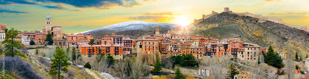 Paisaje del pueblo escénico. Albarracin.España. Concepto de viajes y turismo. Tradicional y la arqui