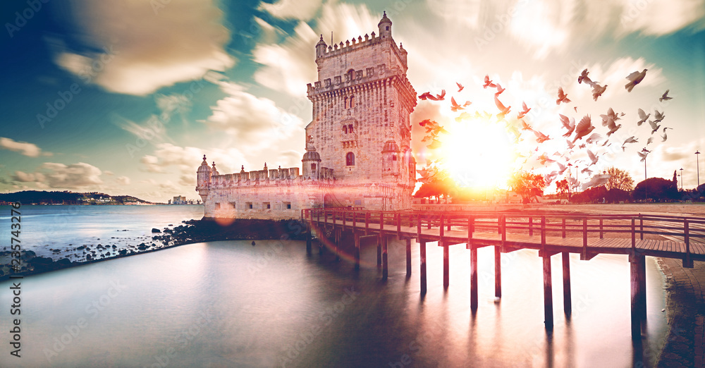 Torre de Belem y el paisaje escénico de la puesta de sol sobre el río Tajo. Edificio histórico. Turi