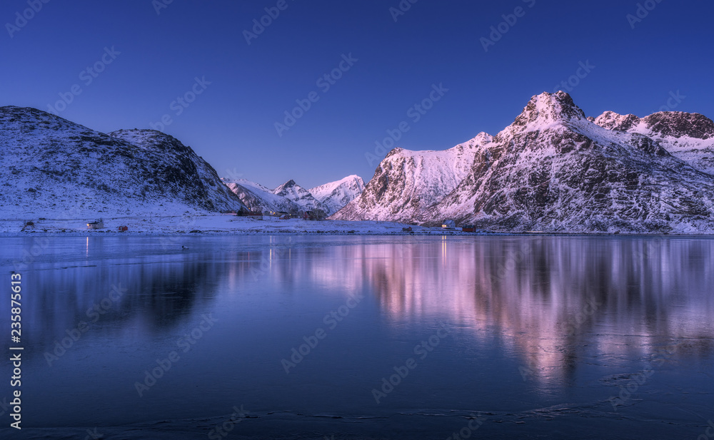 美丽的雪山和黄昏时倒映在水中的彩色天空。冬季景观
1392499619,彩色美甲，指甲彩绘。女性美甲师做专业美甲，使用彩色凝胶polis