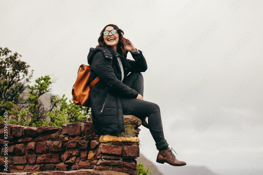 女徒步旅行者在山坡上放松