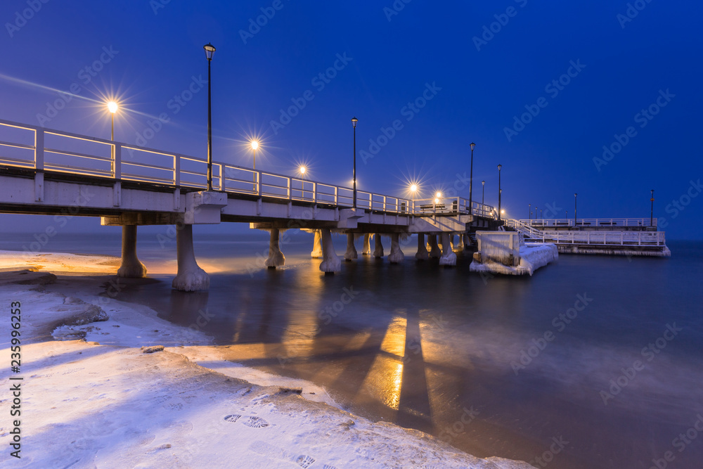 波兰格但斯克波罗的海码头的雪夜