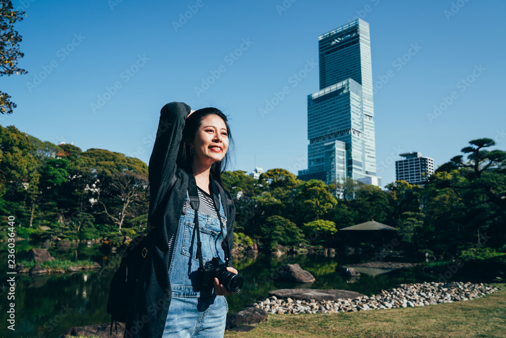 旅行者携带相机站在户外