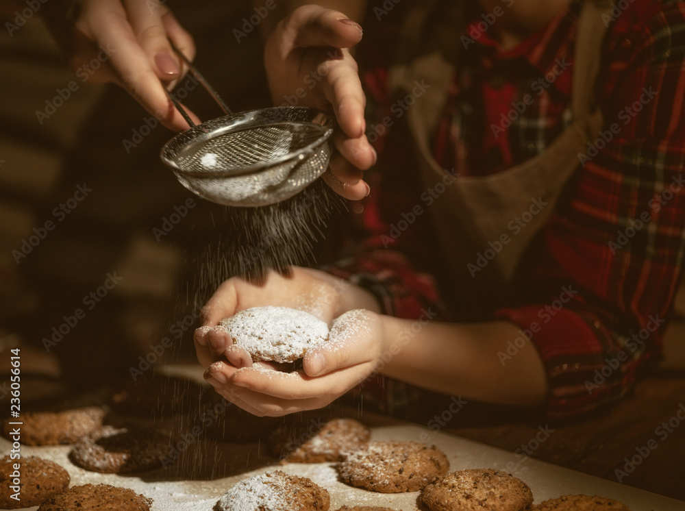 准备饼干的母女之手