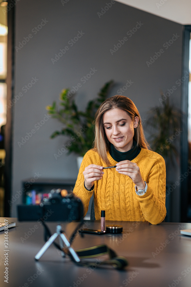 美女博主录制视频。