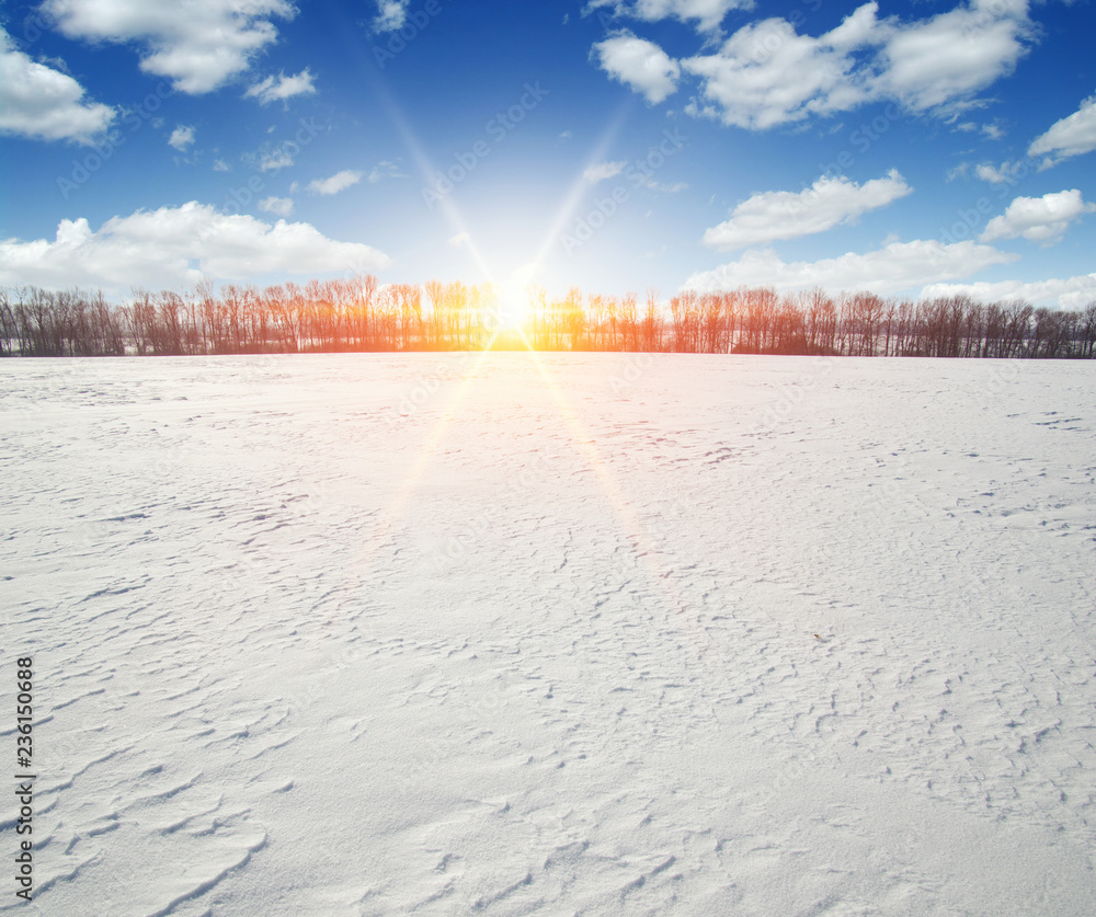 天空和阳光下的雪地。