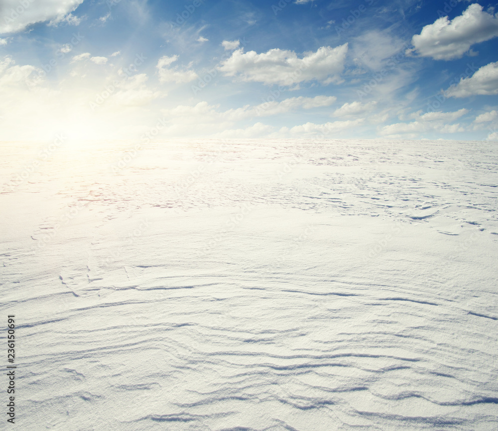 天空和阳光下的雪地。