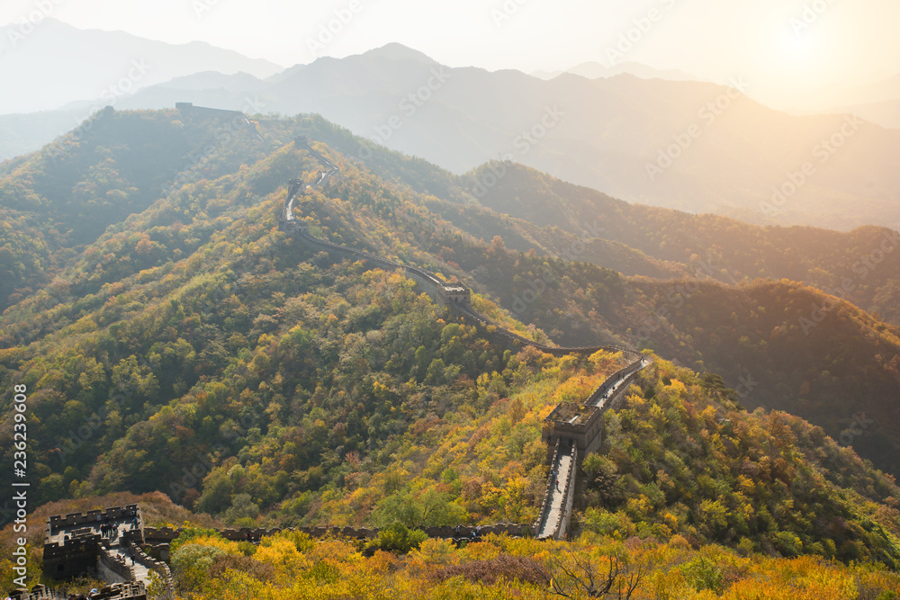 中国长城远景压缩塔和墙段秋季山区nea