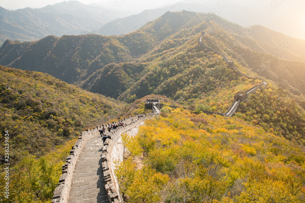 中国长城远景压缩塔和墙段秋季山区nea