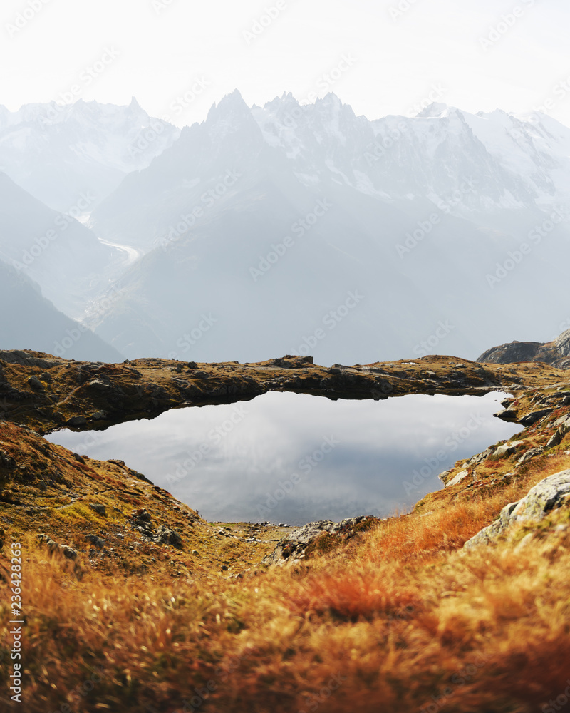 法国阿尔卑斯山Chesery湖（Lac De Cheserys）上的彩色日落。巴上的蒙特比安科山脉