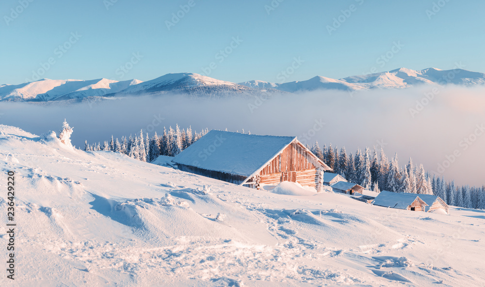 雪山木屋的奇妙冬季景观。圣诞节假期概念