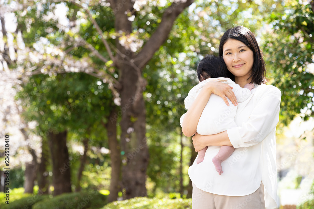 公园里年轻的亚洲母亲和婴儿的画像