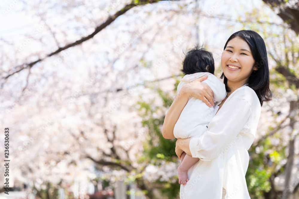 年轻的亚洲母亲和婴儿的樱花肖像