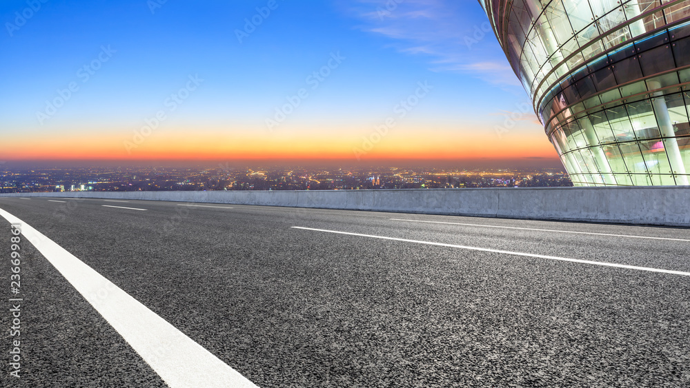 现代城市天际线和夜晚空荡荡的柏油路建筑