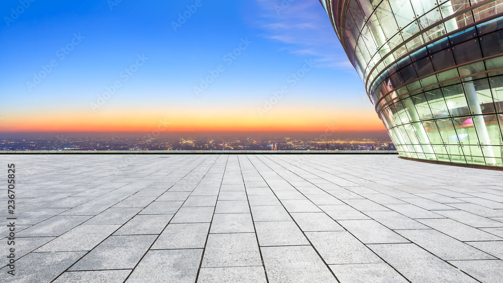 全景城市天际线和空广场层建筑