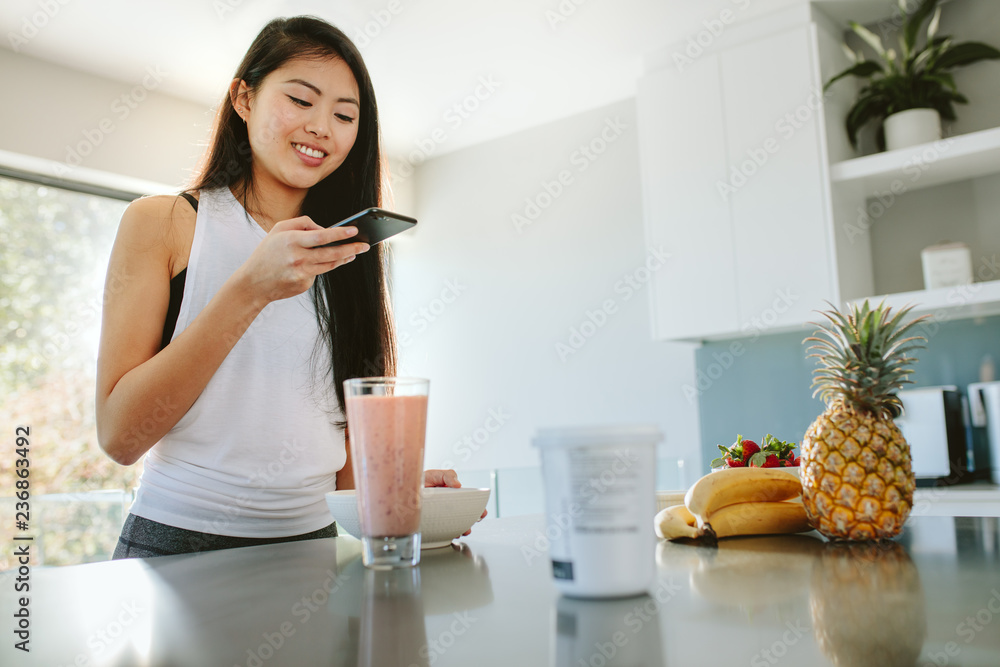 一位女士正在为她营养丰富的早餐拍照