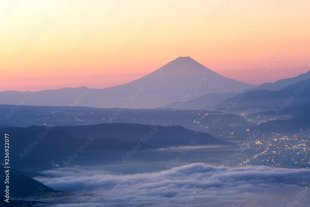 早上从高山高博奇高地俯瞰富士山和水洼湖上方的薄雾之海